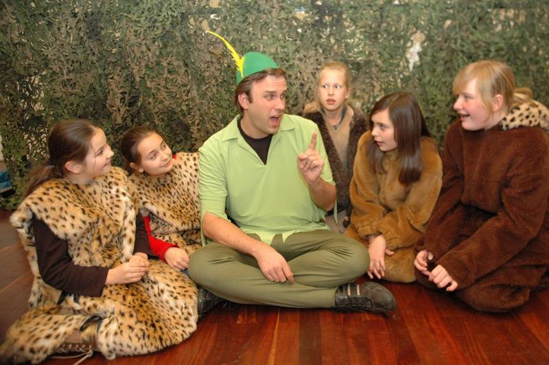 Probenfoto: Peter Pan verrät den verlorenen Kinden seinen Plan.