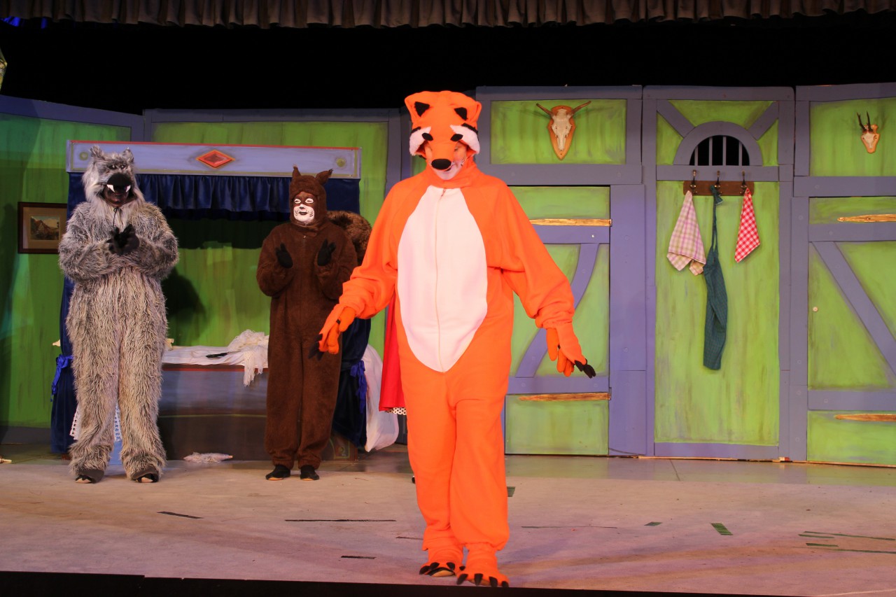 Der listige Fuchs wunderbar hinterhältig gespielt von Susanne Powarzynski